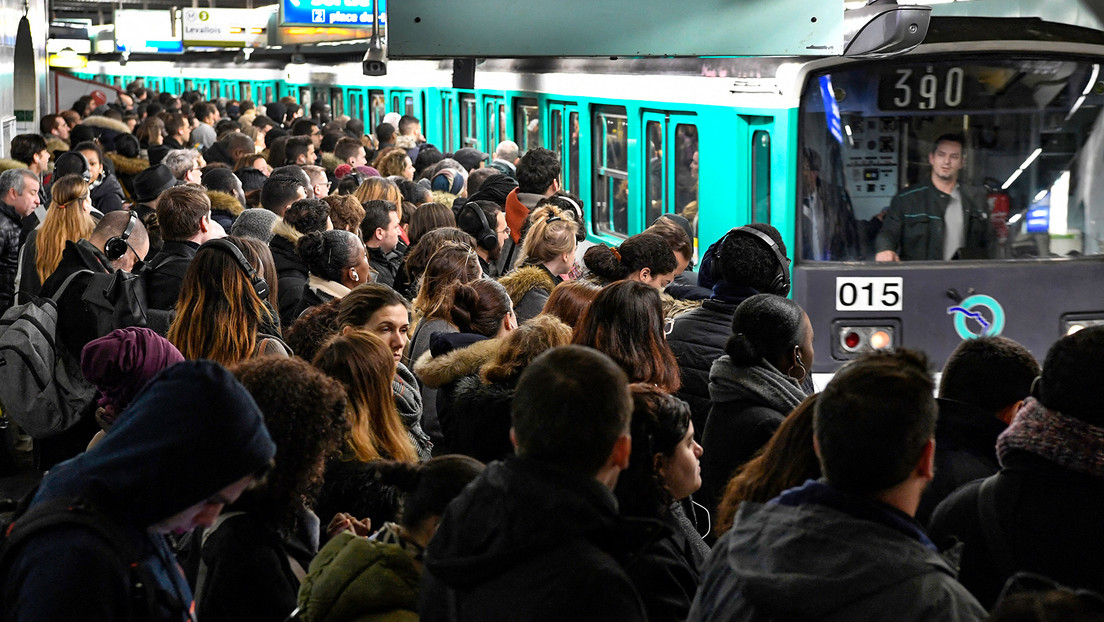 Huelga por reclamo de aumento salarial paraliza parcialmente el metro de París