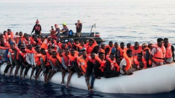 Italia niega permiso de entrada a barco con más de 100 migrantes