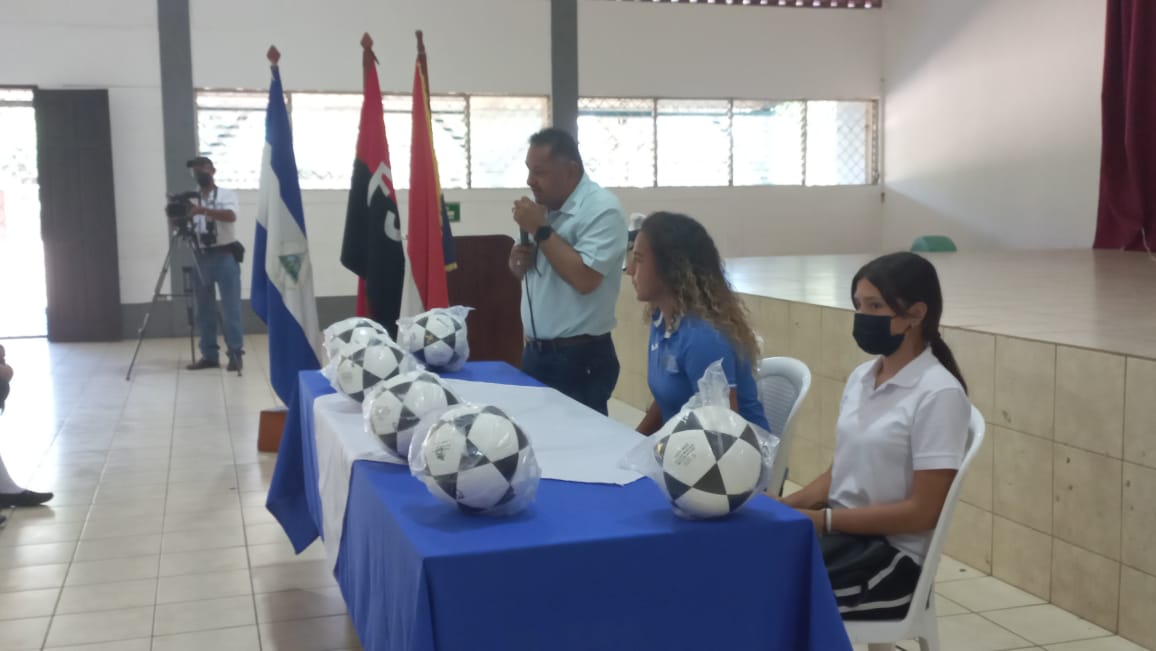 Mined y UNAN-Managua imparten taller para promover el fútbol femenino