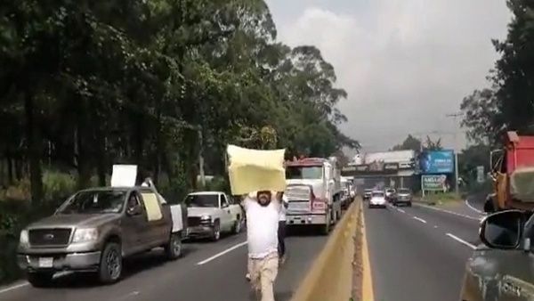 Transportistas guatemaltecos protestan ante incremento del precio del combustible