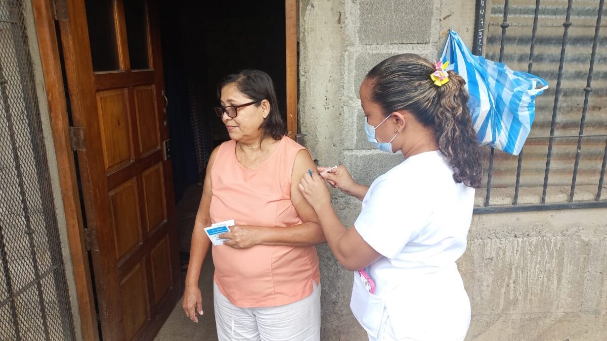 Destacan buena aceptación de la jornada de vacunación en el barrio Carlos Núñez