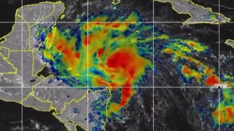 Activan alerta roja en 24 municipios de El Salvador ante tormenta Lisa