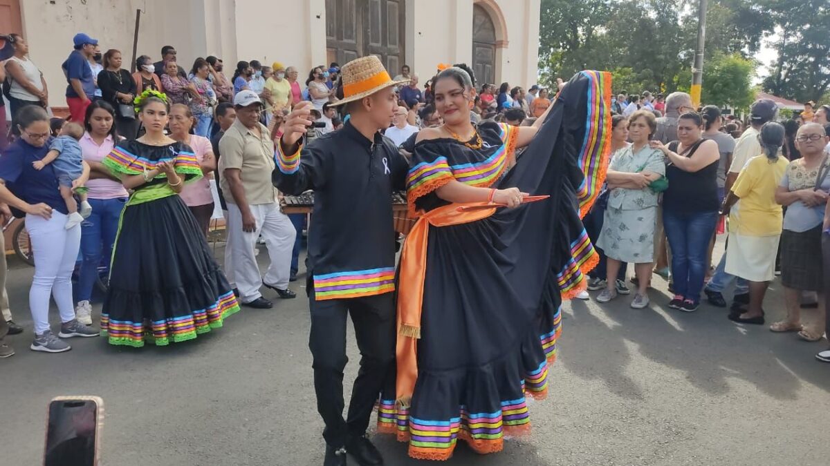 Bailes folclóricos engalanan fiestas culturales de la ciudad de Las Flores