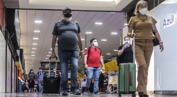Brasil retoma uso de mascarillas en aeropuertos y vuelos