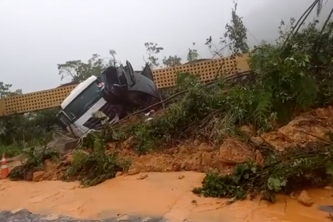 Deslizamiento de tierra arrastra coches y camiones en Brasil