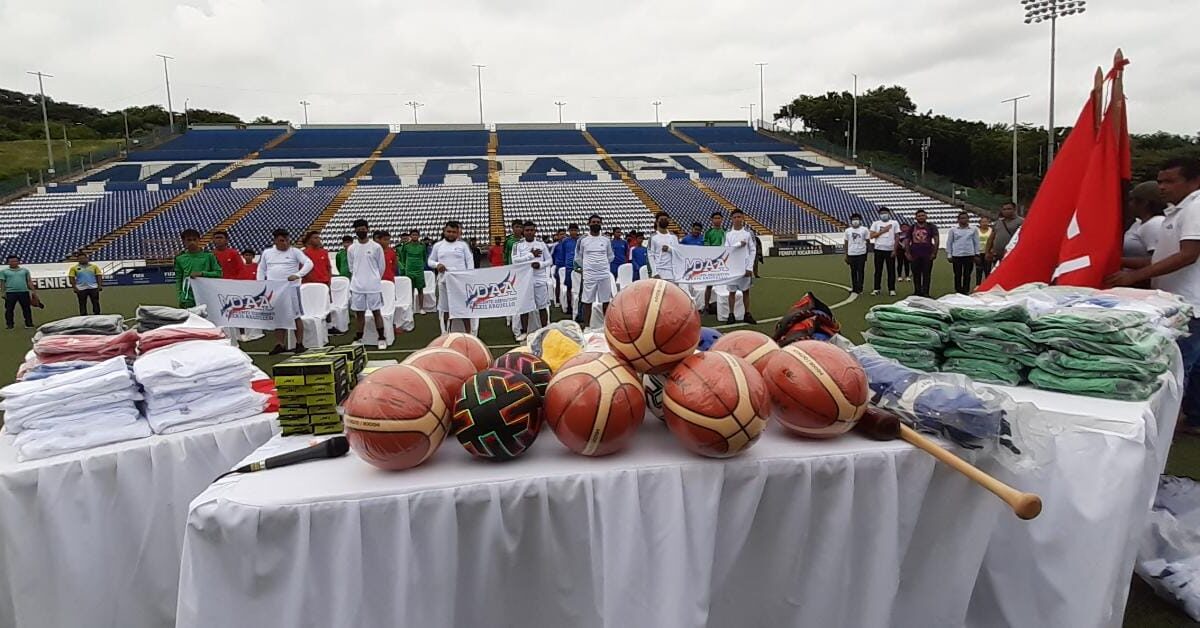 Entregan utilaje a miles de jóvenes deportistas nicaragüenses
