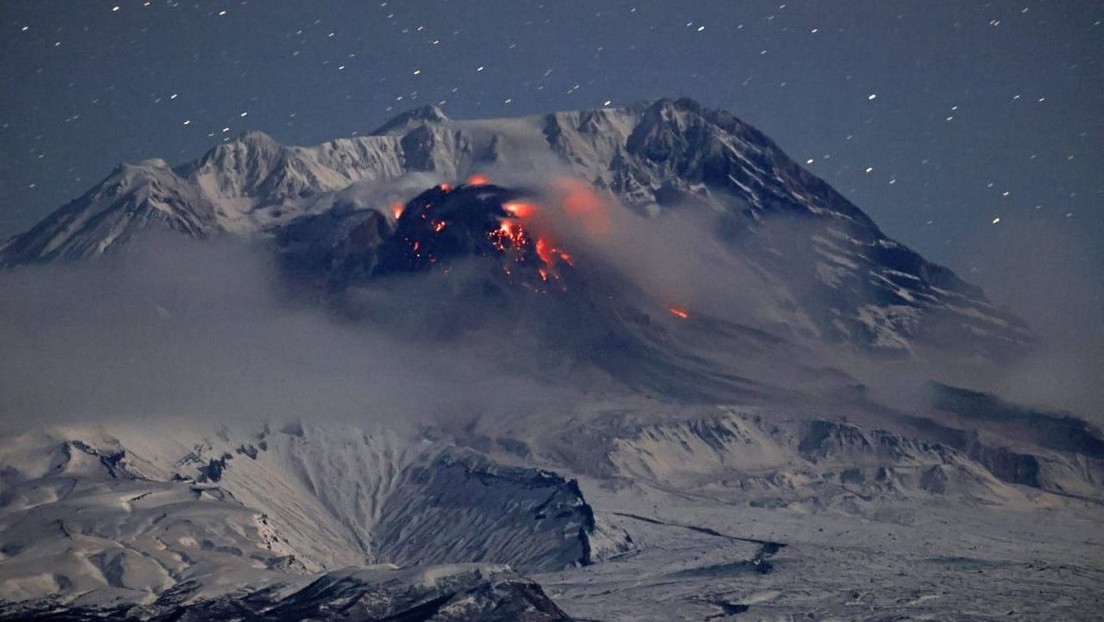 Entra en erupción el volcán activo más alto de Eurasia