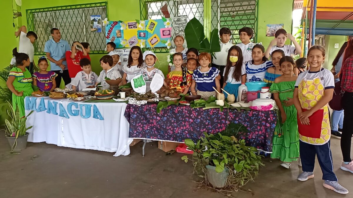Estudiantes del CDI Eduardo contreras participan en primera feria gastronómica