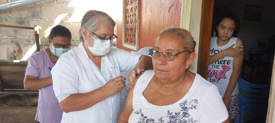 Familias de Cedro Galán reciben vacuna contra la Covid-19 en sus viviendas