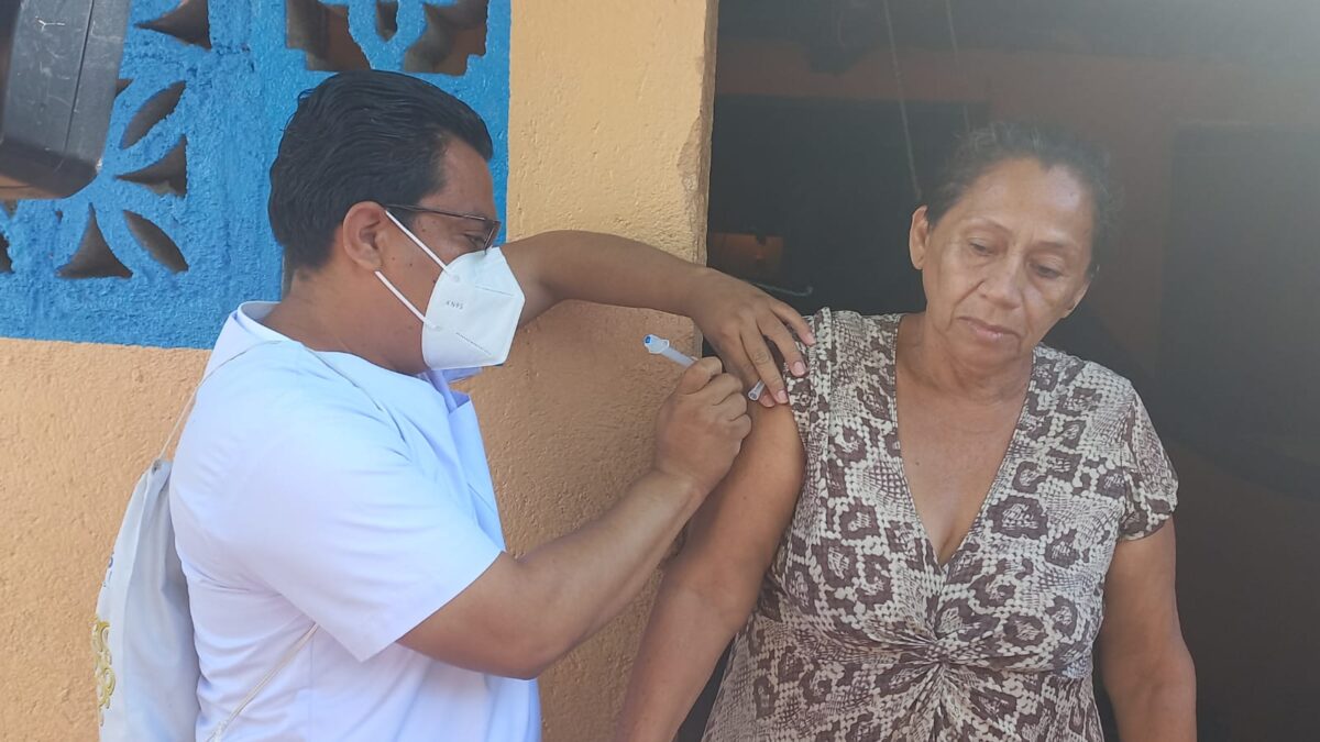 Familias del barrio 11 de Mayo se vacunan para protegerse de la Covid-19