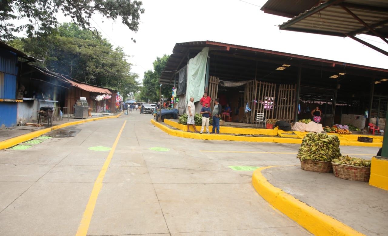 Inauguran revestimiento de once calles en mercado Mayoreo