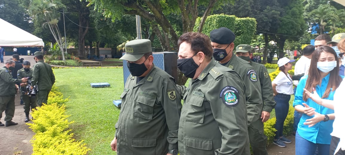 Jefe del Ejército de Nicaragua ejerce su derecho al voto en la Universidad Católica