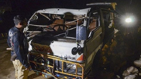 Al menos 20 muertos deja accidente vial en Pakistán