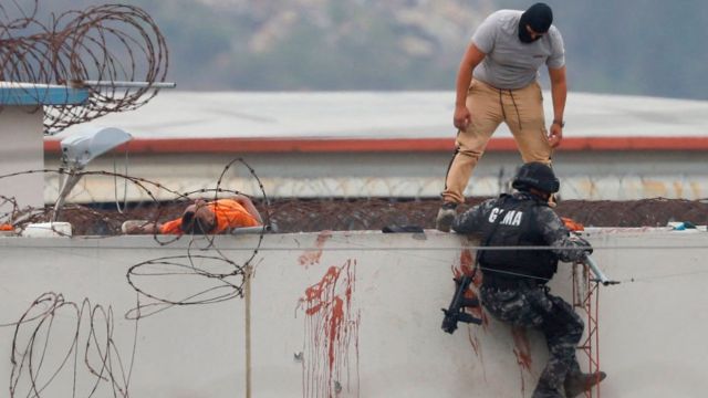 Varios muertos y heridos dejan disturbios entre bandas en una cárcel en Ecuador