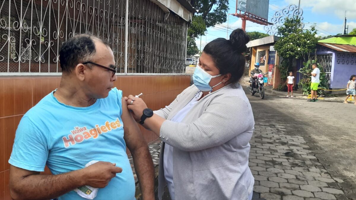 Médicos instan a nicaragüenses cumplir esquema de vacunas contra la Covid-19