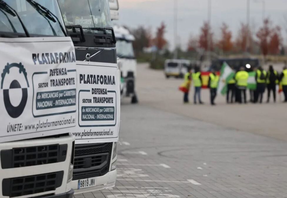 Inicia paro indefinido de transportistas españoles por el alza de los precios