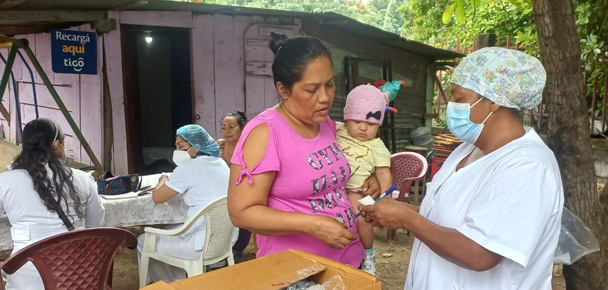 Al menos 100 personas son atendidas en feria de salud del distrito III de Managua