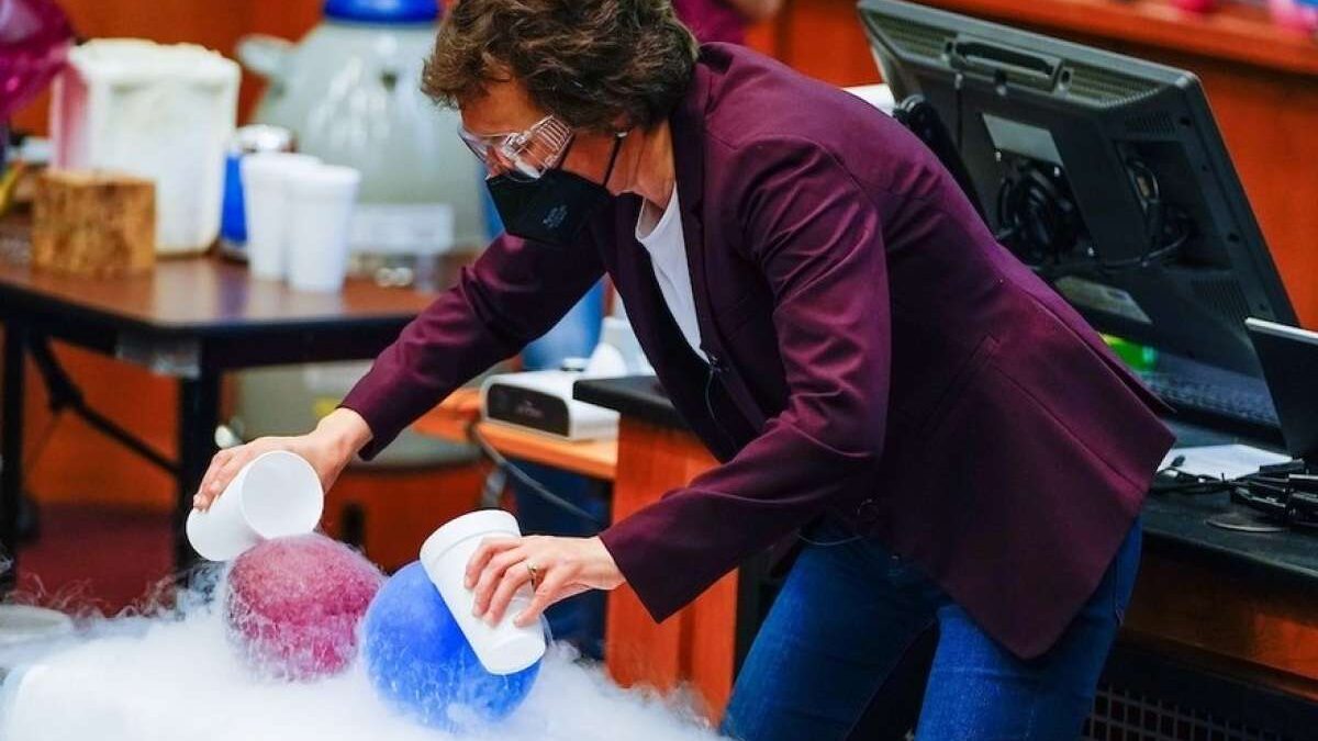 Profesora de física se convierte en estrella de TikTok gracias a sus experimentos
