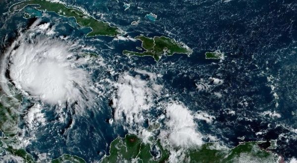 Tormenta tropical Lisa avanza al oeste en el mar Caribe