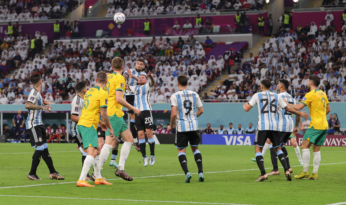 Argentina logra sufrida victoria sobre Australia y pasa a cuartos de final del Mundial