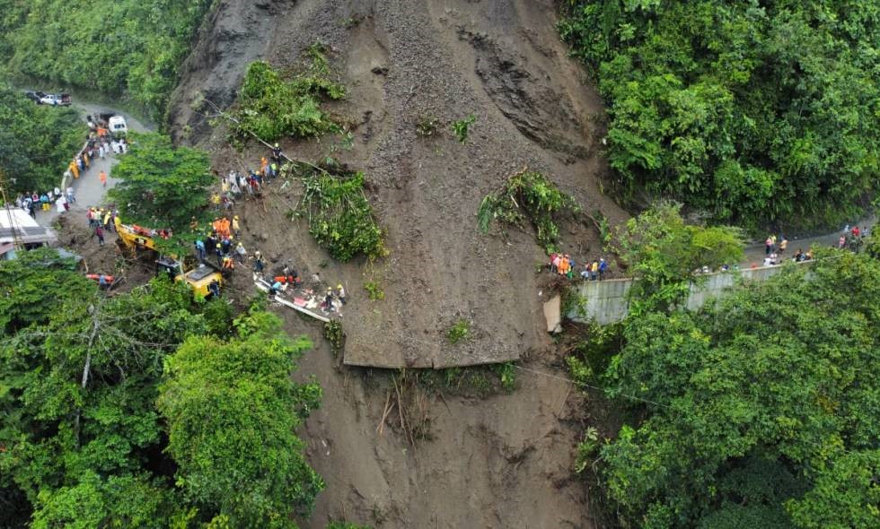 Autobús con varios ocupantes queda sepultado tras un deslizamiento de tierra en Colombia