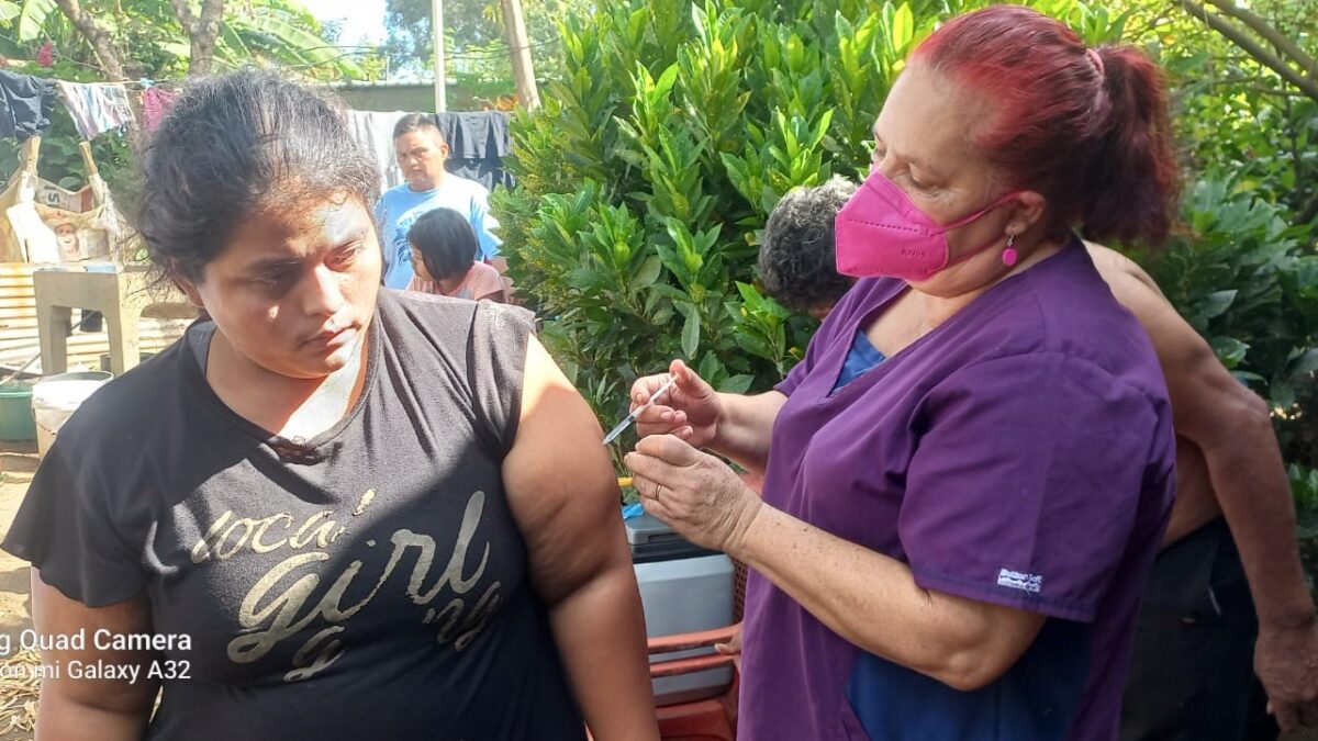 Habitantes de la comunidad Enmanuel Landes de Ticuantepe reciben vacuna contra la Covid-19