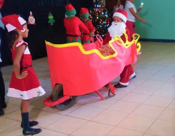 Niñez del CDI Claudia Chamorro participan en un festival navideño