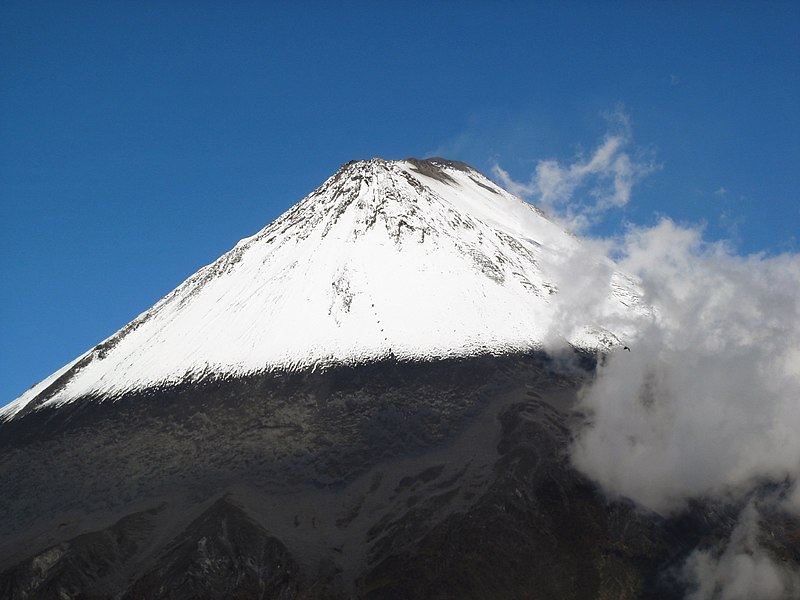 Volcán Sangay en Ecuador emite gases y ceniza moderada