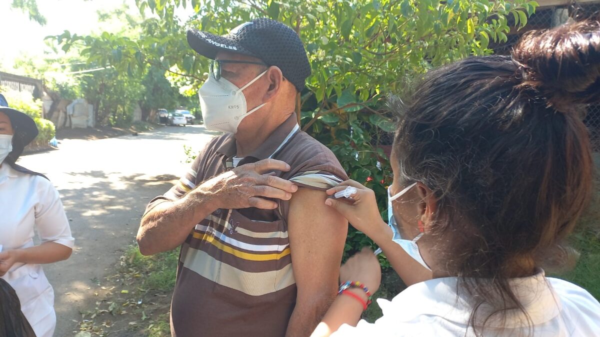 Familias del barrio Quinta Pacheco satisfechas con vacunación casa a casa