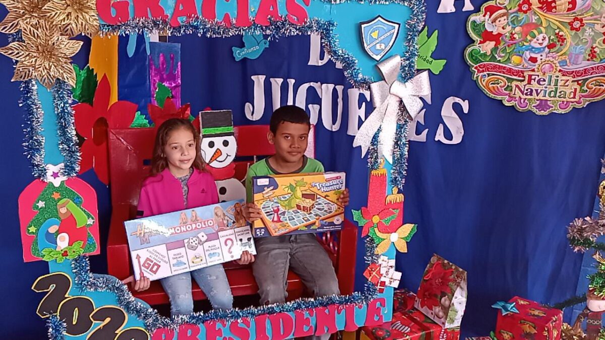 En centros educativos de Nicaragua se desarrolla la entrega de juguetes a niños y niñas
