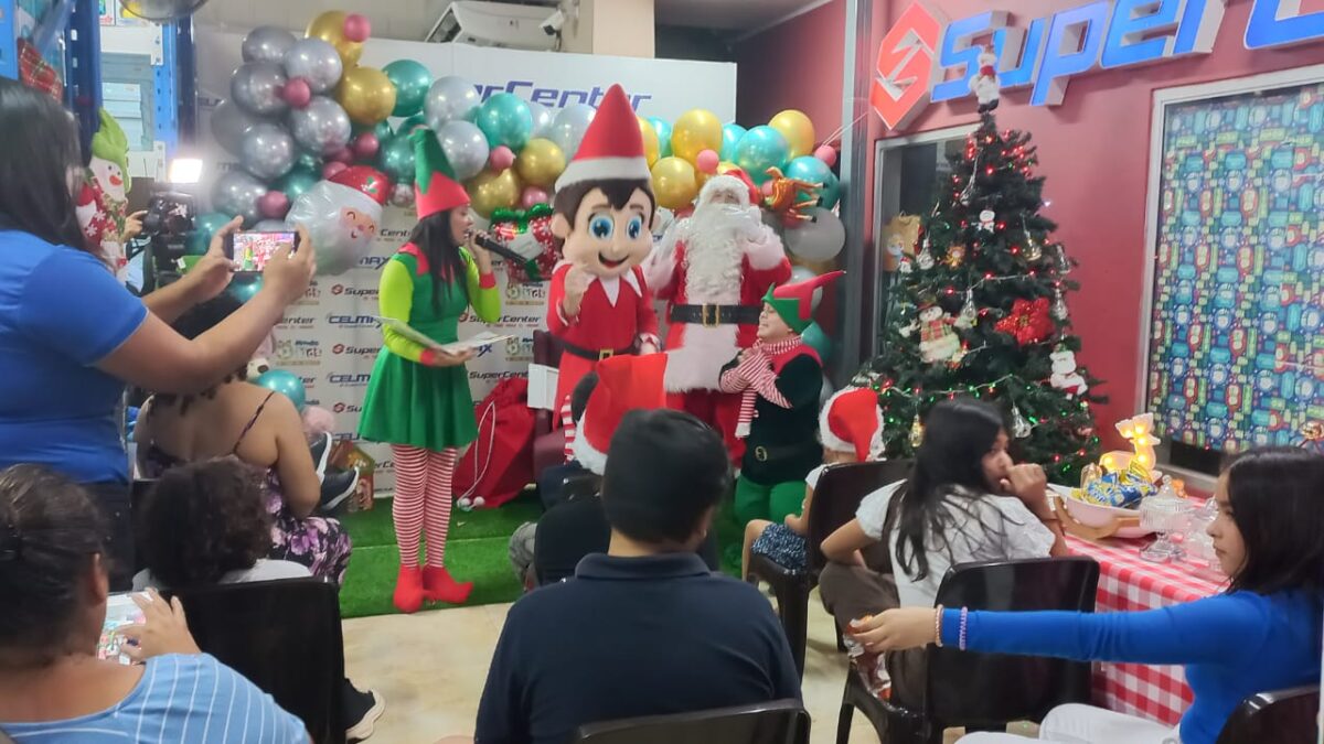 Realizan atractiva feria de descuentos y entretenido show navideño en Super Center