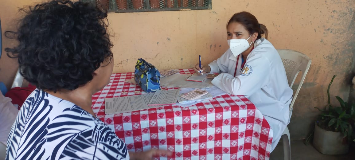 Habitantes del barrio El Recreo Norte de Managua pasan consulta en clínica móvil