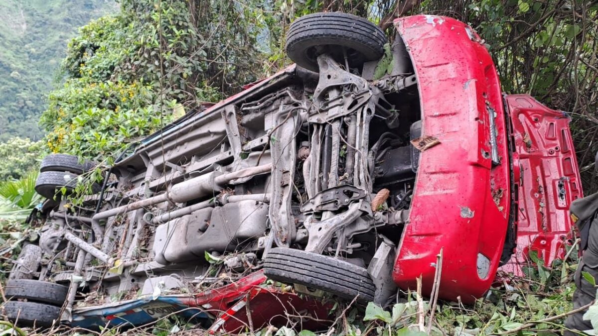 Un muerto y varios heridos deja caída de un bus en un abismo en Colombia