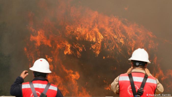 Fuerte incendio deja un muerto y 500 viviendas quemadas en Chile