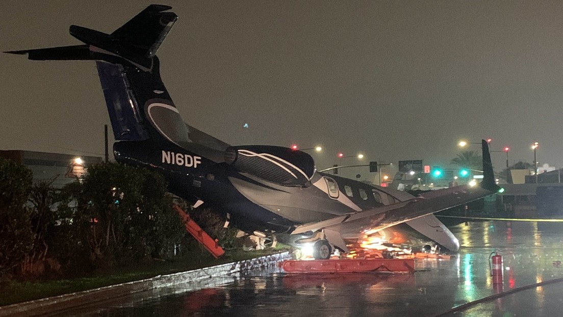 Un jet privado se estrella contra una valla en el aeropuerto de Hawthorne, EE.UU.