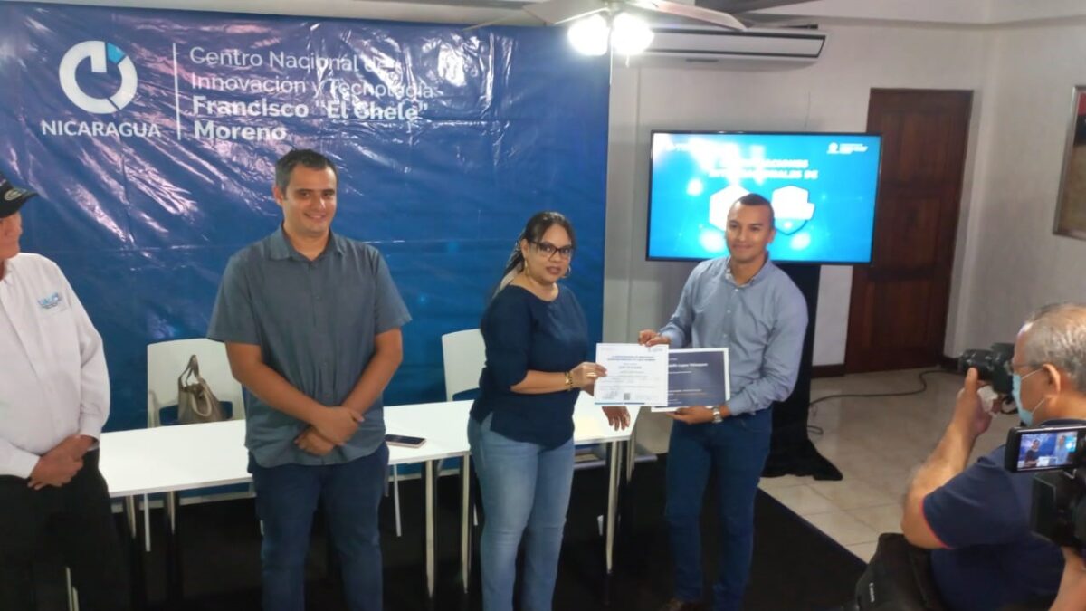 75 jóvenes reciben certificación internacional en servicios de computación en la nube