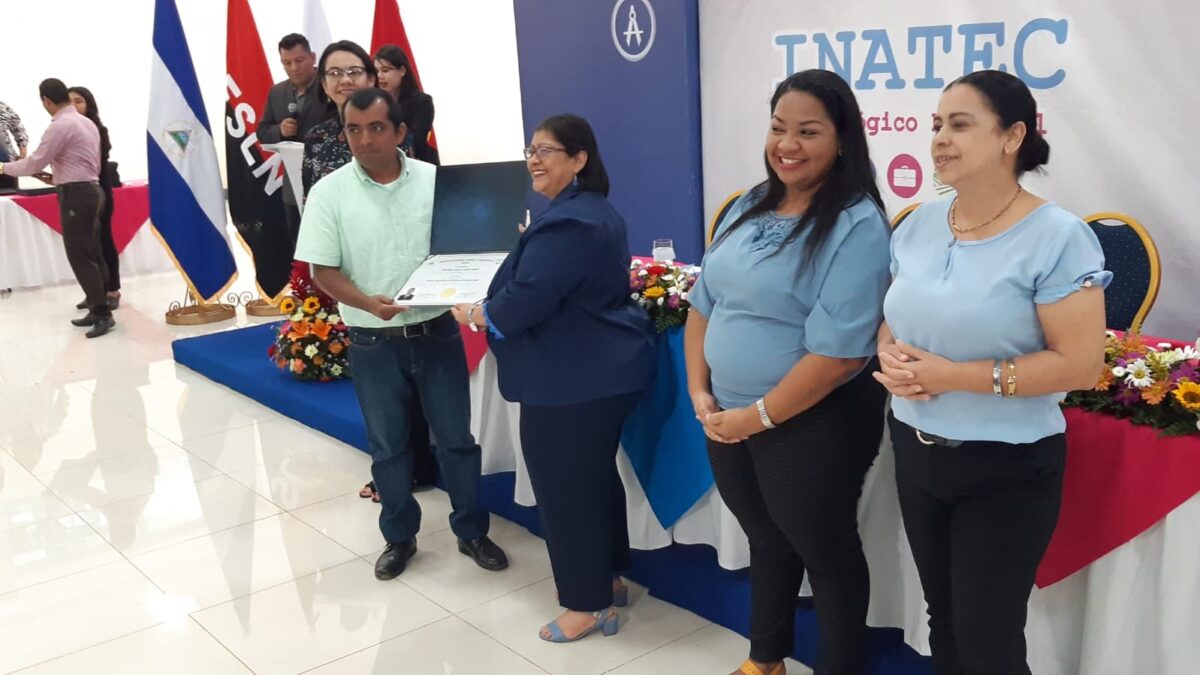 Casi 300 maestros nicaragüenses culminan especialización en Inglés