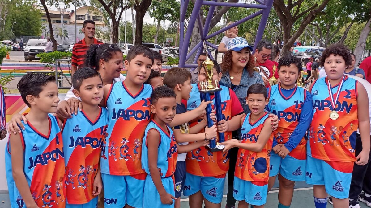 Equipos de baloncesto reciben medallas por destacar en Juegos Juveniles Managua 2022