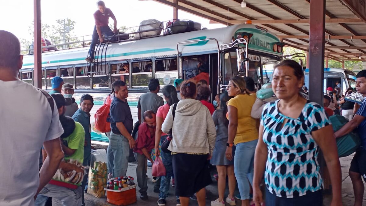 Nicaragüenses abordan buses en mercado Mayoreo para visitar a sus familias en estas fiestas