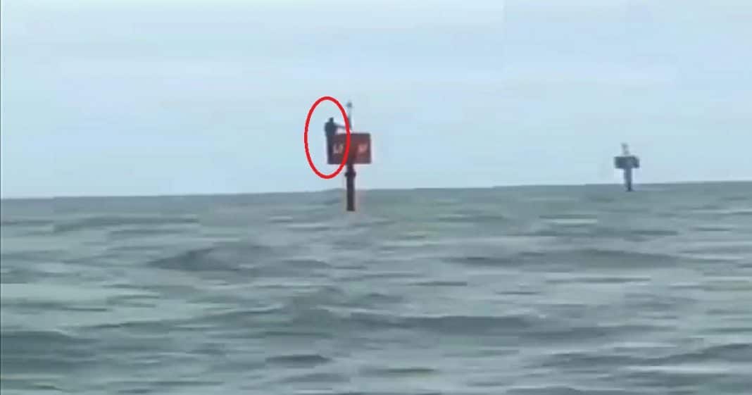 Un pescador sobrevive dos días en alta mar aferrado a una boya