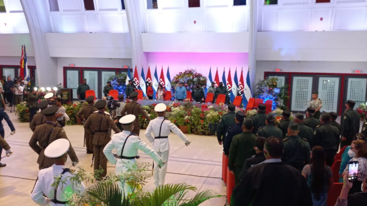 Presidente Ortega entrega títulos y distinción académica a 34 nuevos oficiales del Ejército de Nicaragua