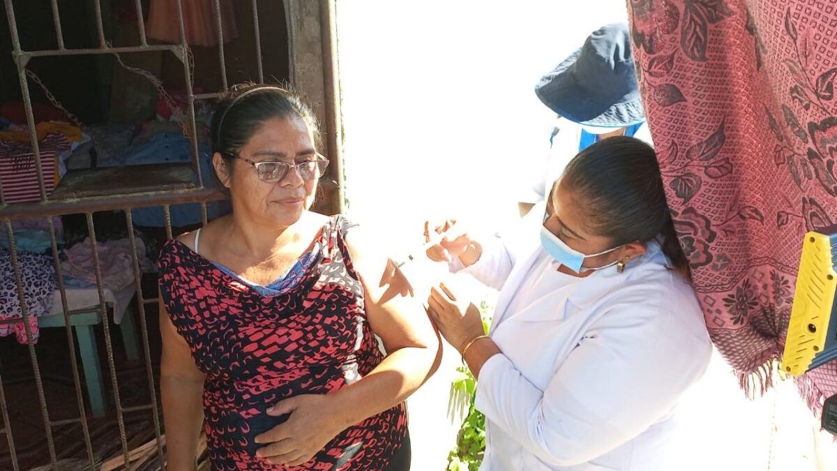 Cada día se vacunan más personas contra la Covid-19 en los barrios de la capital
