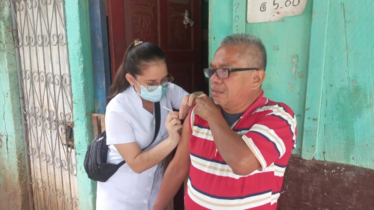 Pobladores de Ciudad Sandino se vacunan para evitar complicaciones graves de la Covid-19