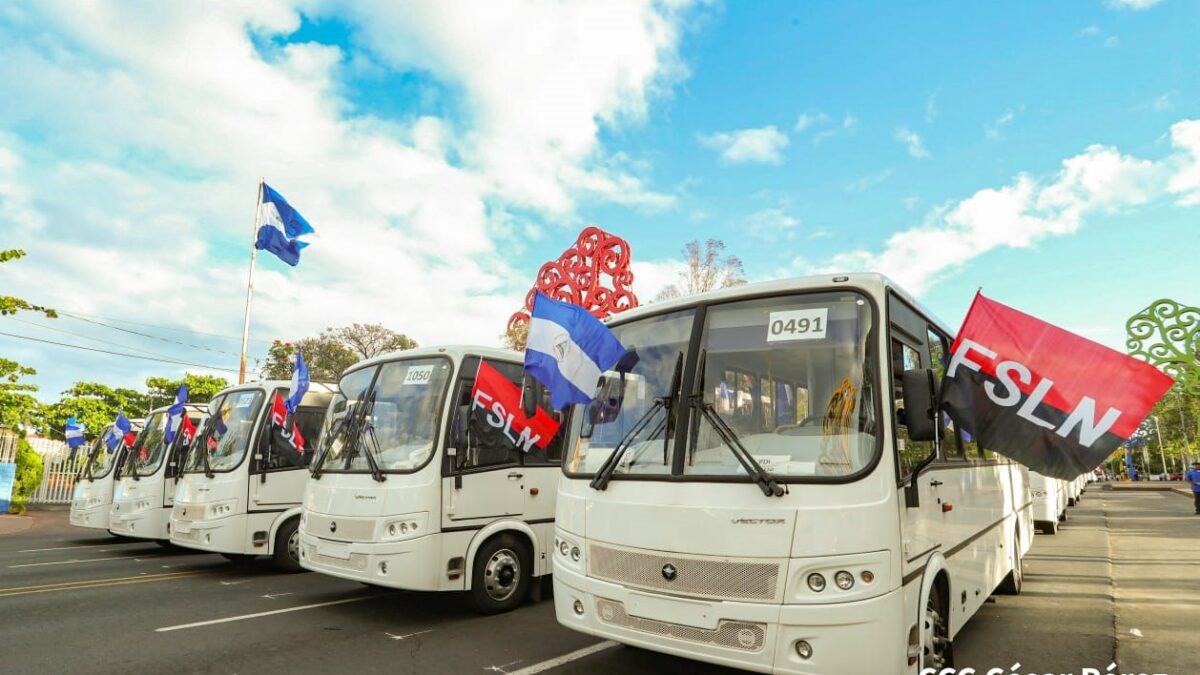 Presidente Daniel entrega 150 buses nuevos a transportistas de varios municipios