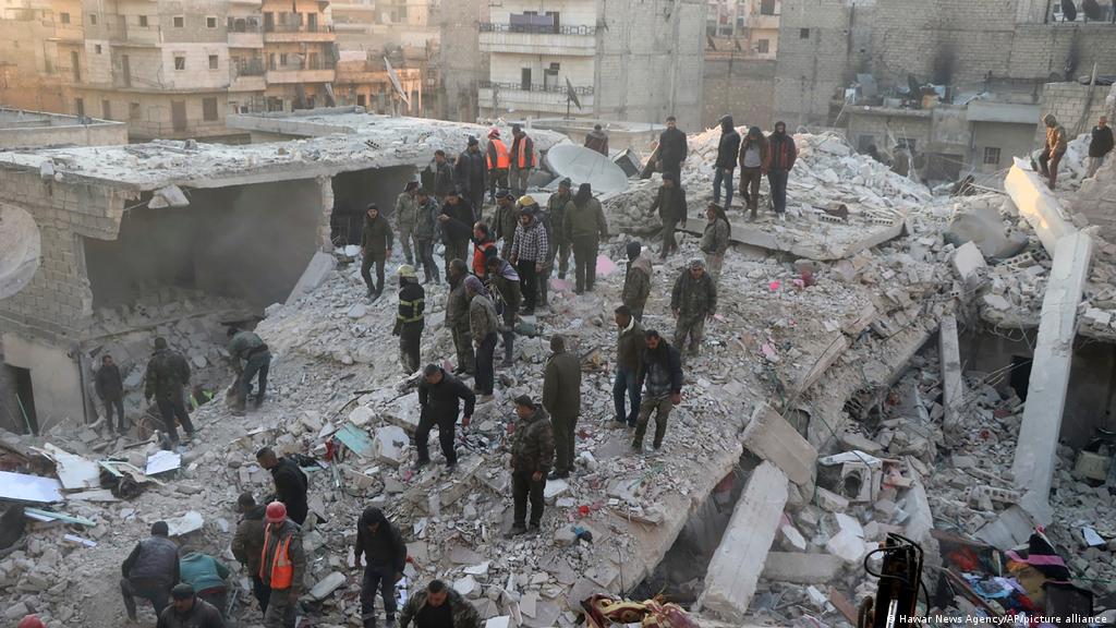 Derrumbe de edificio deja al menos 16 muertos en Alepo, Siria