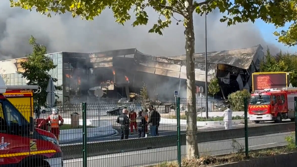 Francia: reportan fuerte incendio en una empresa de transporte