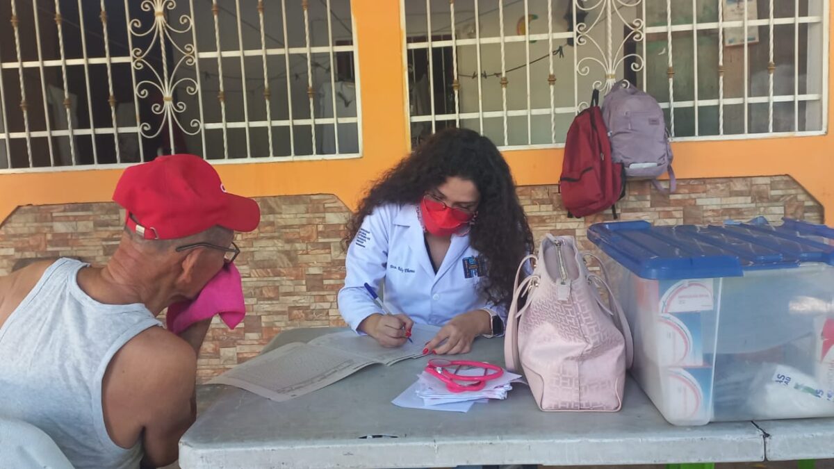 Habitantes del barrio Javier Cuadra atienden su salud en clínica móvil