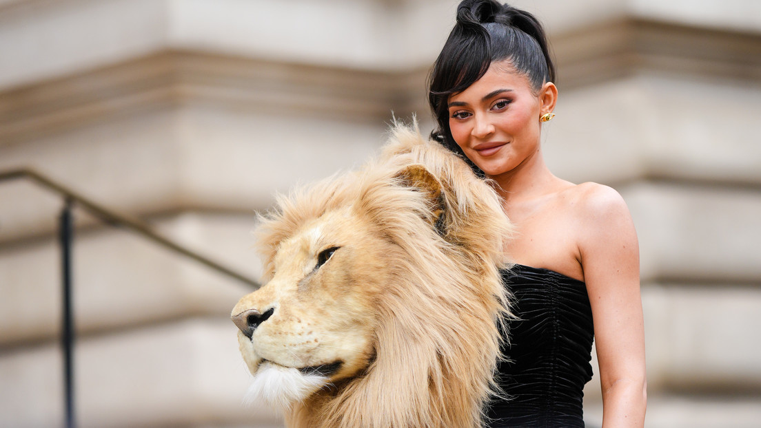 Kylie Jenner causa controversia tras lucir una cabeza de león en la Semana de la Moda de París