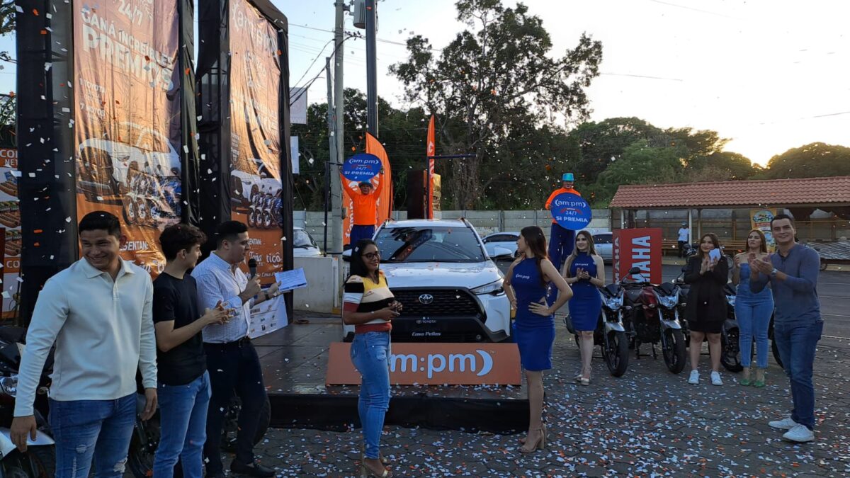 Navidad 24/7 de AM:PM premia a 8 nicaragüenses con siete motos y una camioneta