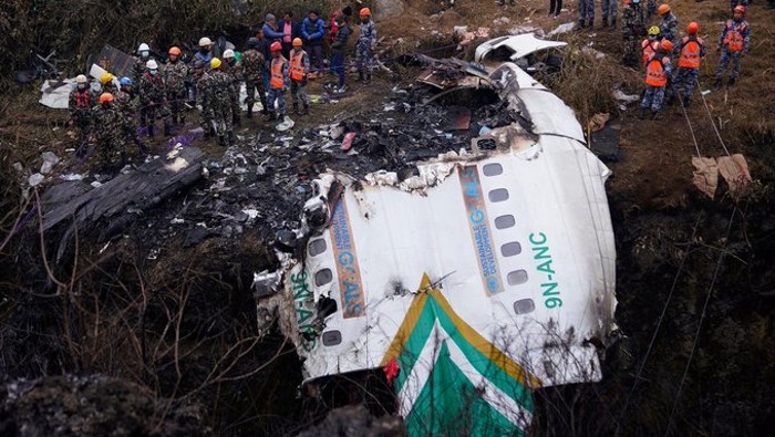 Recuperan nuevos cuerpos tras accidente de avión en Nepal